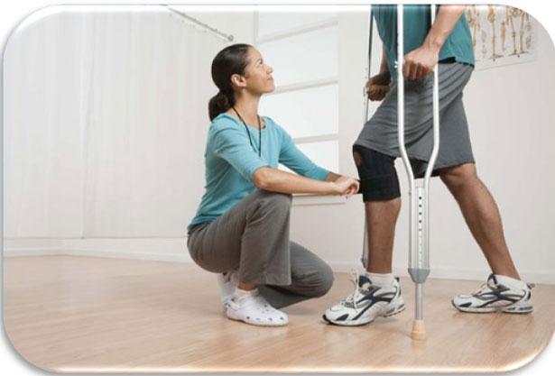 A physical therapist assisting a patient with crutches, demonstrating safe and effective treatment plans at Horizon Physical Therapy in Flint, Michigan.